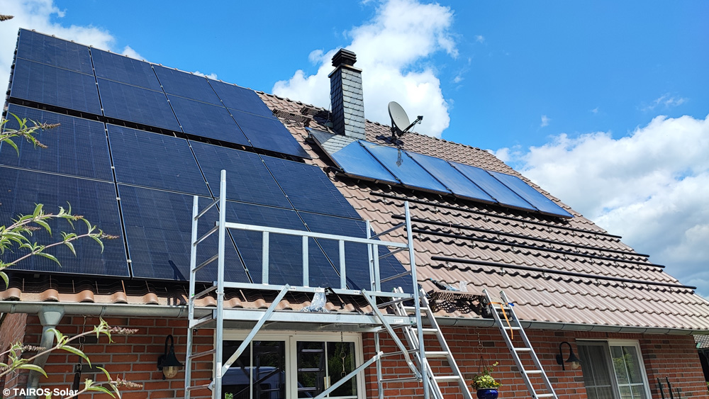 Beim Aufbau einer Solaranlage in der Gemeinde Höhbeck