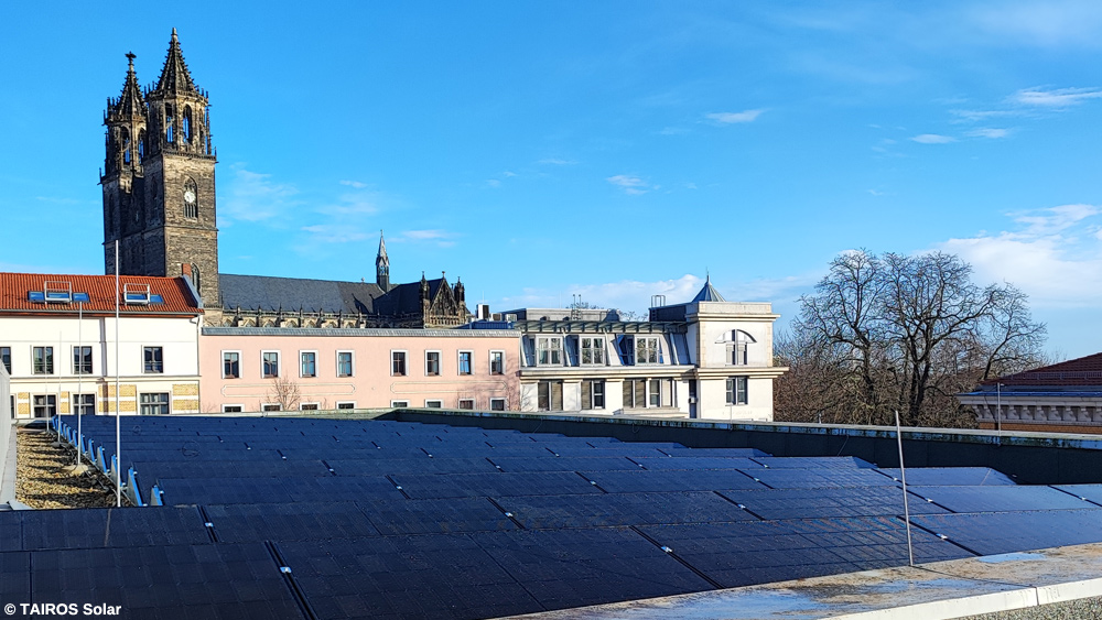 Eine 2x 24,65kWp aufgeständerte und balastierte Photovoltaikanlage auf der Sporthalle des Ökomenischen Domgymnasiums in Magdeburg