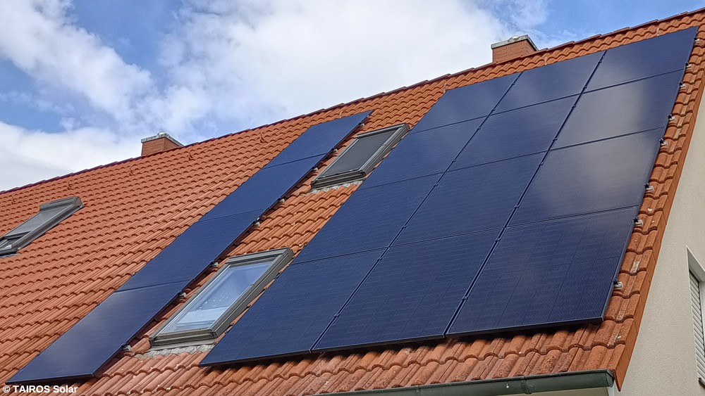 S&uuml;d&minus;West&minus;Seite einer Photovoltaik-Anlage in Markranst&auml;dt Leipzig